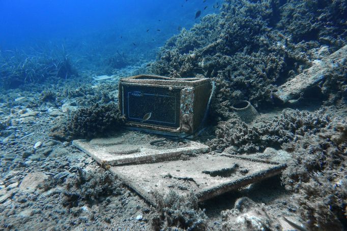 Odpad ležící na dně Egejského moře u řeckého ostrova Thasos. Září 2018.