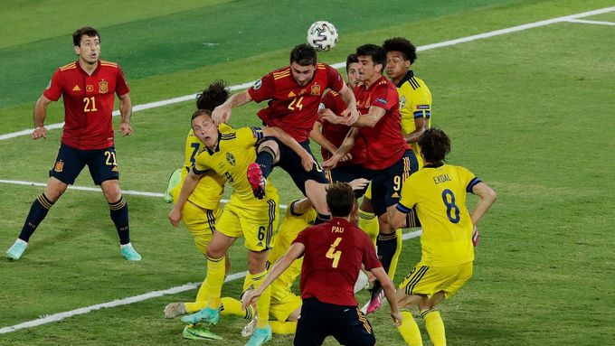 Souboj před brankou v zápase Španělska se Švédskem na Euru 2021.