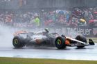 Britové slavili. V divokém závodě v Silverstonu vyhrál Norris, pomohl mu trest rivala