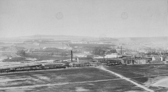 Panoramatický pohled na starou Libeň. Uprostřed komplex budov Pražských strojíren akc. spol. (dříve Ruston a spol.) - dům čp. 145 ve Švábkách v Libni. Rok cca 1895