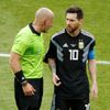 Rozhodčí Szymon Marciniak a Lionel Messi v zápase Argentina - Island na MS 2018