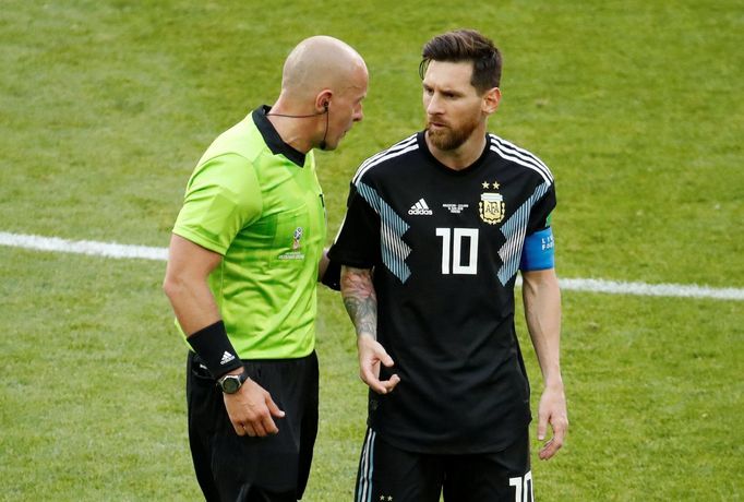 Rozhodčí Szymon Marciniak a Lionel Messi v zápase Argentina - Island na MS 2018