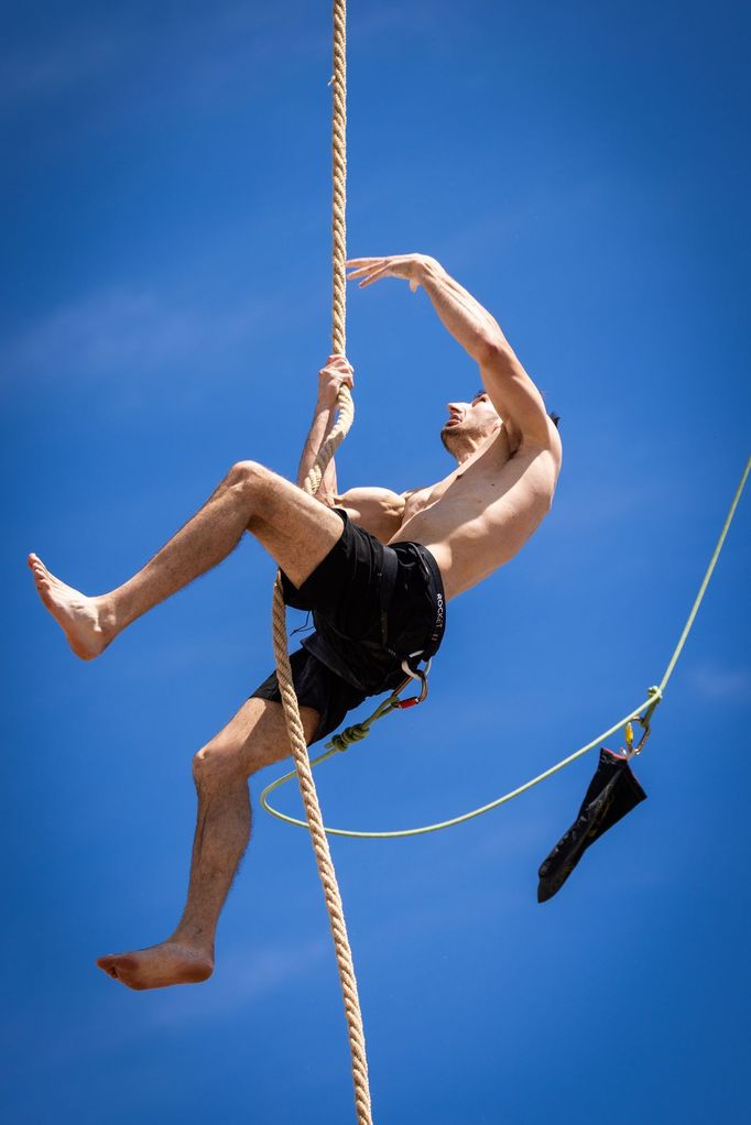 Matěj Cigl při šplhu v Novém Městě nad Metují