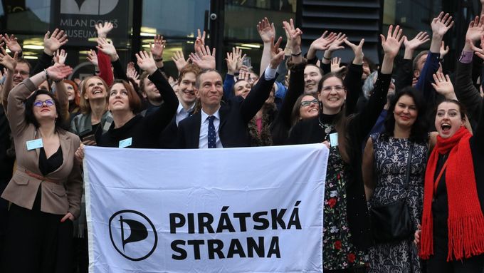 Předseda Pirátů Ivan Bartoš se svými spolustraníky v lednu 2020 na celostátním fóru v Ostravě