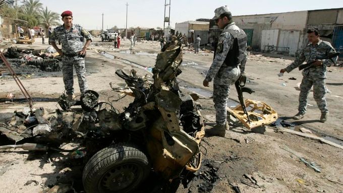 Iráčtí policisté si prohlížejí, co zbylo z auta použitého k pumovému útoku v bagdádské čtvrti Ša´ab