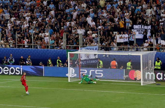 Nemanja Gudelj ze Sevilly neproměnil rozhodující penaltu v Superpoháru proti Manchesteru City