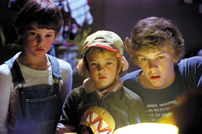 Henry Thomas, Drew Barrymoreová a Robert MacNaughton ve filmu E.T. - Mimozemšťan.
