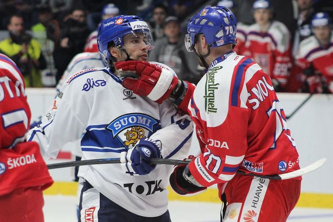 EHT, Česko-Finsko: bitka Radek Smoleňák (70) vs. Tuomo Ruutu