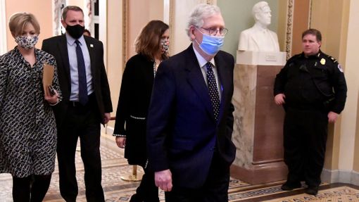 Šéf senátní republikánské většiny Mitch McConnell se po vniku Trumpových stoupenců vrací do budovy Senátu.