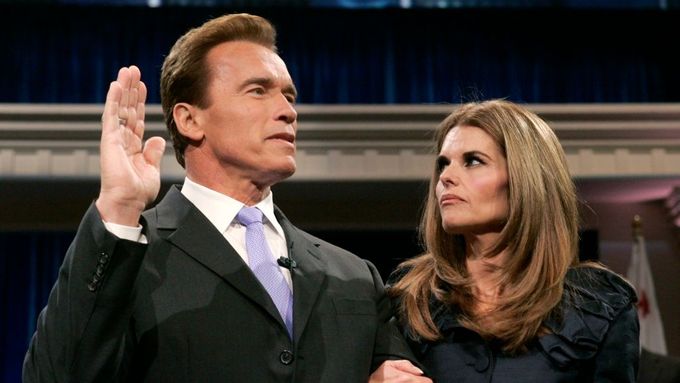 Snímek z ledna 2007. Arnold Schwarzenegger, doprovázený chotí Mariou Shriverovou, skládá guvernérský slib v kalifornském Sacramentu.