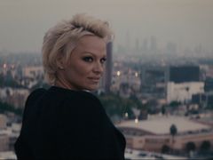 Pamela Anderson ve videoklipu k písni Earth Is The Loneliest Planet.