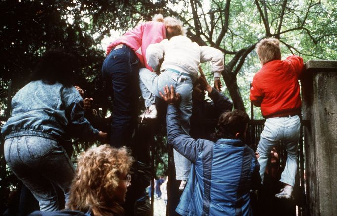 Situace uvnitř a vně velvyslanectví SRN, kde stovky uprchlíků z Východního Německa hledalo azyl, ve snaze se dostat mimo železnou oponu. Praha 1989.