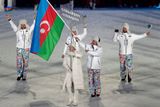 Velmi podobným outfitem zaujala při zahajavacím ceremoniálu ázerbájdžánská delegace.