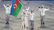 Velmi podobným outfitem zaujala při zahajavacím ceremoniálu ázerbájdžánská delegace.