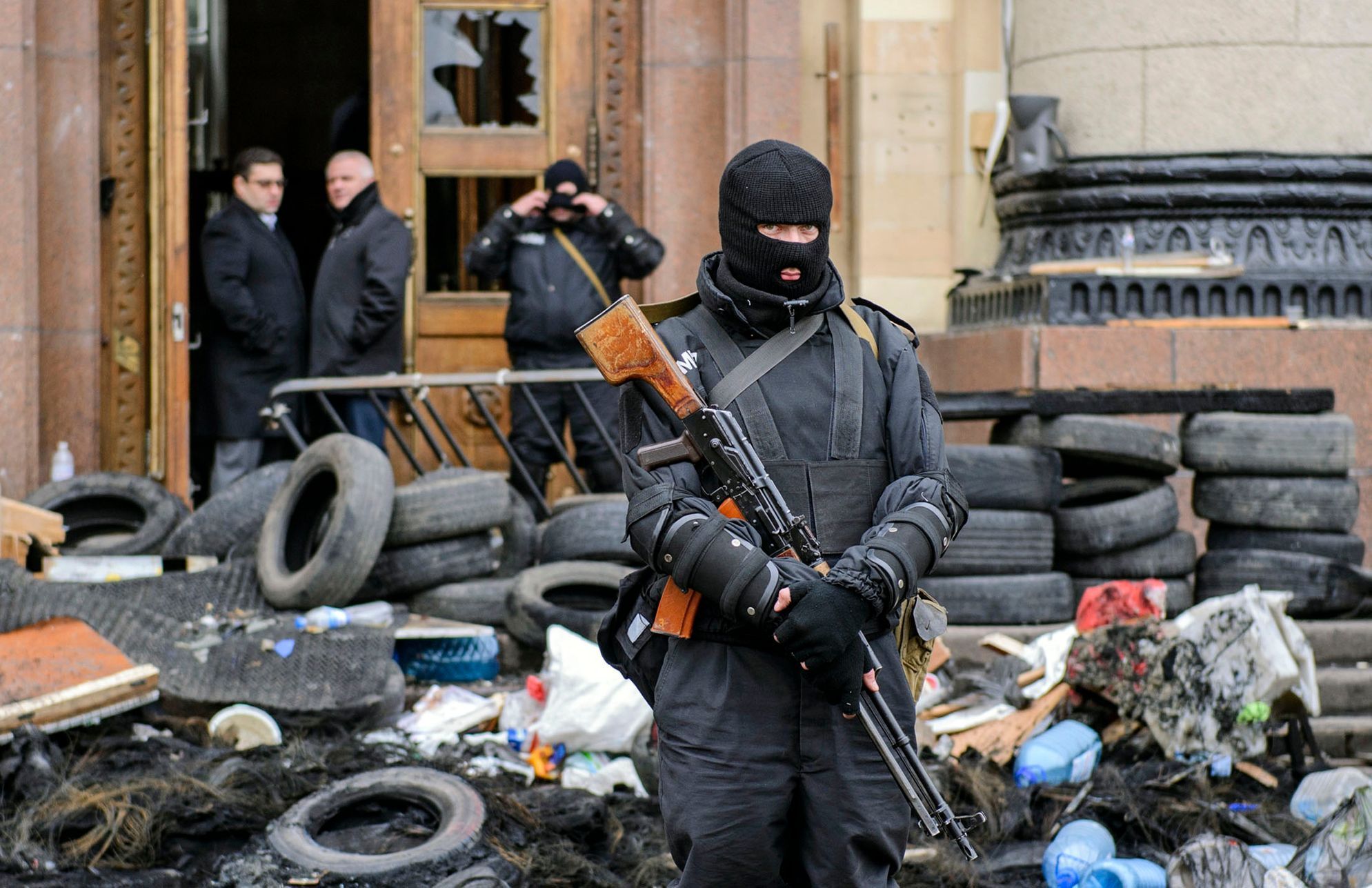 Člen ukrajinských speciálních jednotek hlídkuje před správní budovou v Charkově.