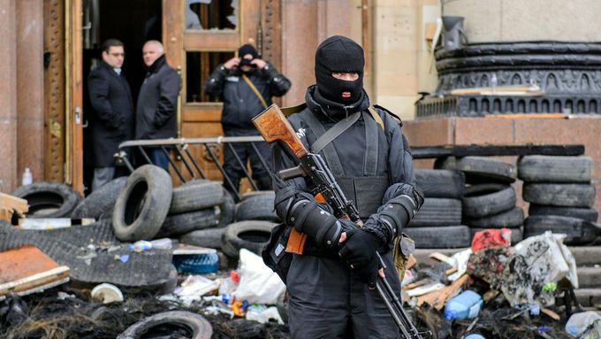 Rok 2014 v Charkově. Speciální jednotky ministerstva vnitra dobyly správní budovu Charkovské oblasti a vytlačili z ní proruské separatisty.