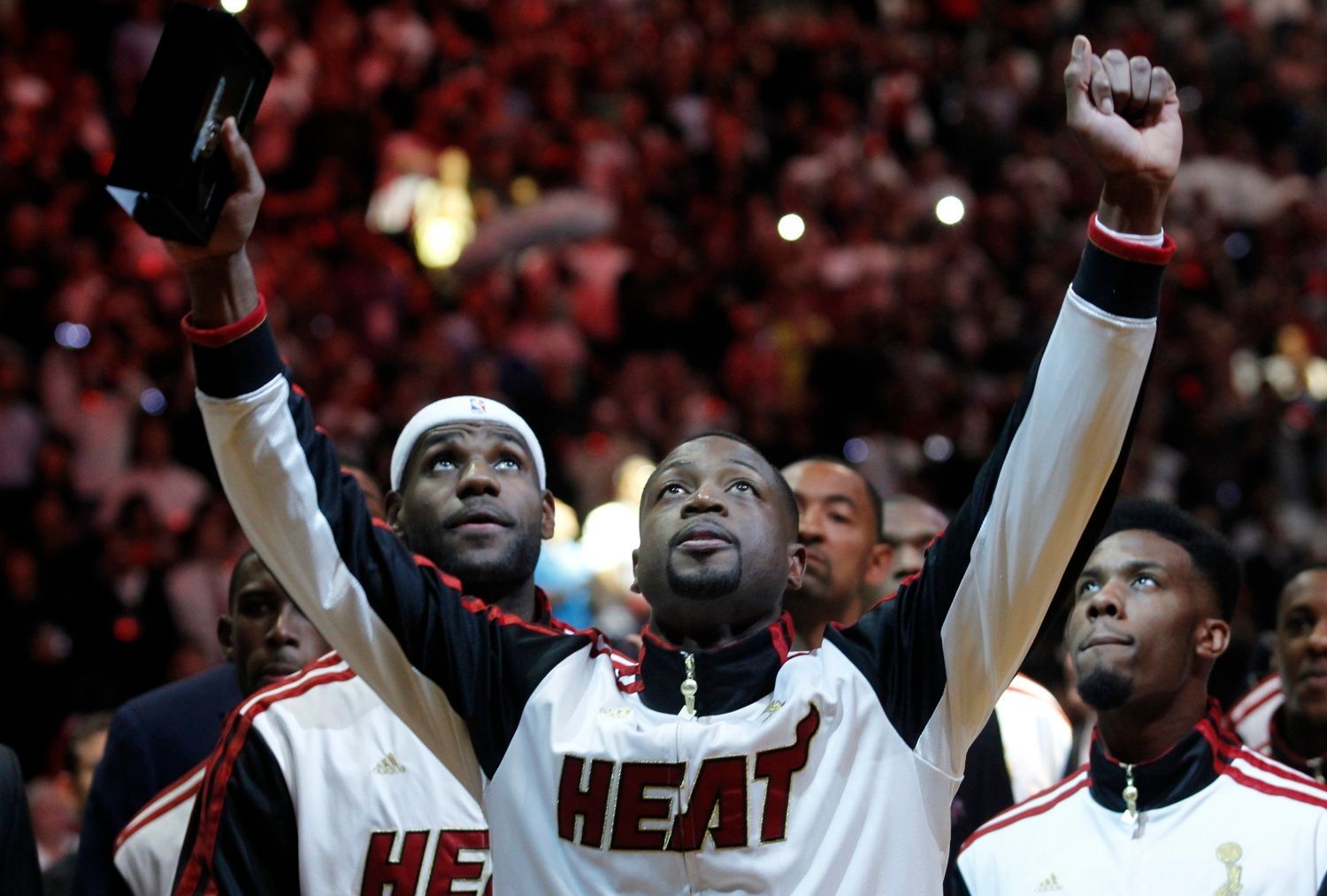 Basketbalisté LeBron James, Dwayne Wade a Norris Cole v zahajovacím zápase NBA 2012/13 mezi Miami Heat a Bostonem Celtics.