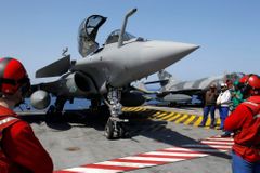 Živě: Francouzské letouny bombardovaly baštu Islámského státu v Sýrii