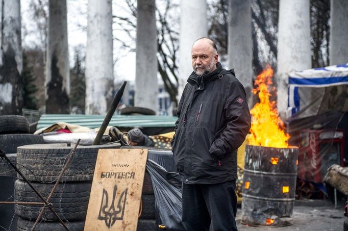 Andrej Kurkov v roce 2014 na kyjevské ulici Chreščatyk, jednom z dějišť protivládních protestů, jež vedly ke svržení proruského prezidenta Viktora Janukovyče.