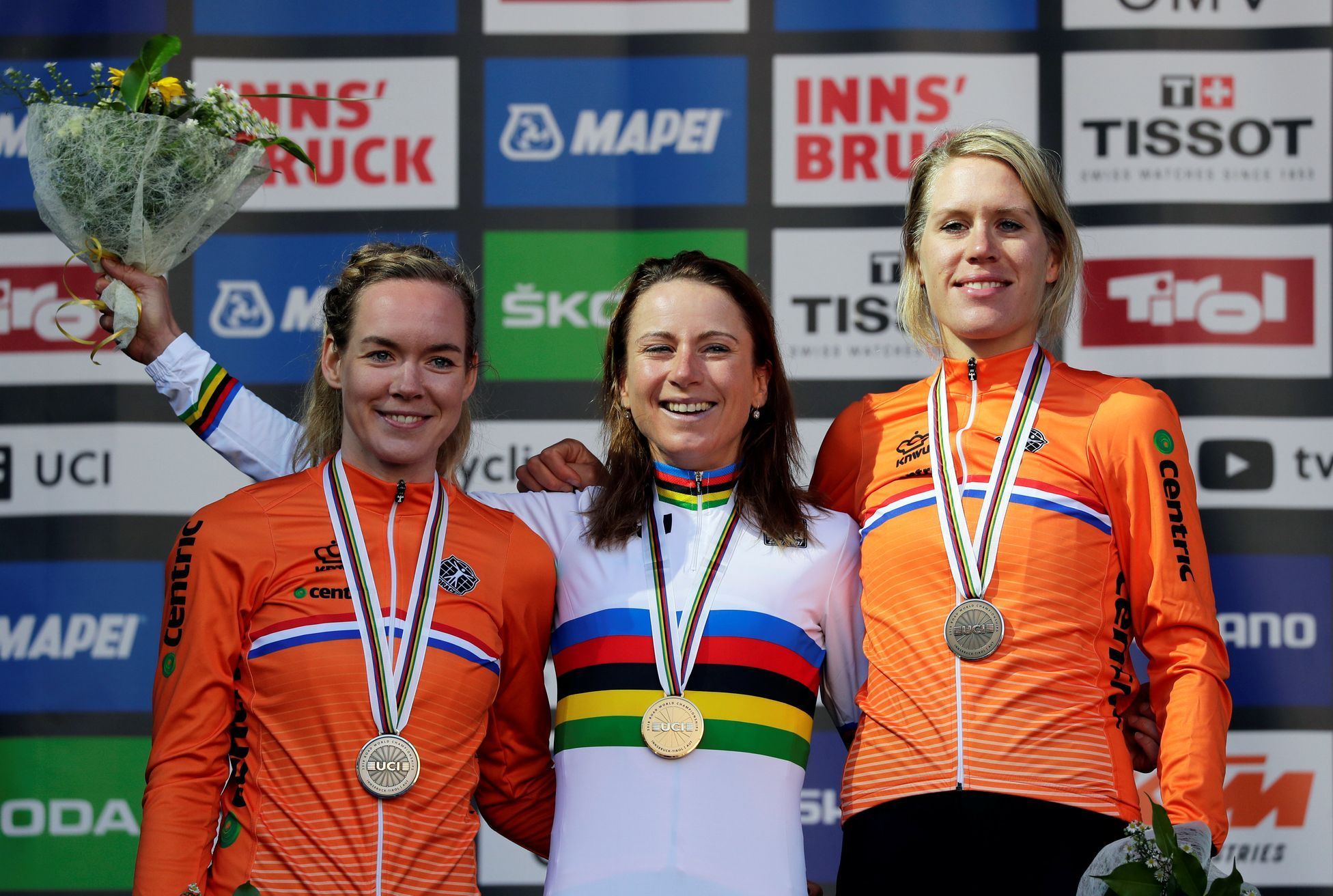 MS v silniční cyklistice 2018, časovka žen: zleva Anna van der Breggenová, Annemiek van Vleutenová a Ellen van Dijková z Nizozemska