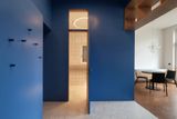 Charakteristickou částí bytu je předsíň, kterou architekt otevřel a proměnil na velkorysý vstupní prostor v monochromatické modré barvě.