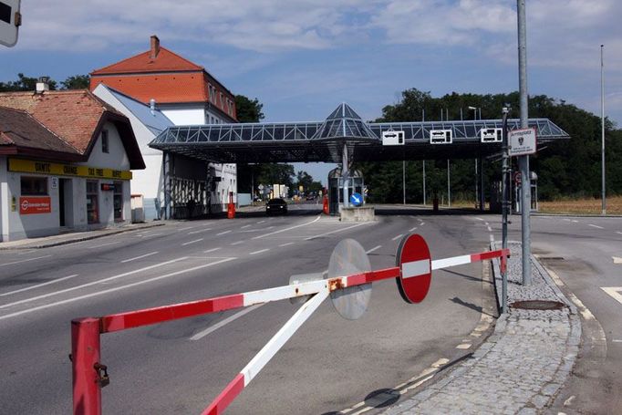 Za kopečkem na rakouské straně si Schengen vykládají jinak. Závory naolejované, jen je spustit