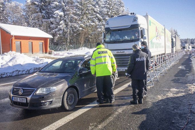 Kontrola na hranicích mezi Německem a Českou republikou poblíž města Reitzenhain na německé straně Krušných hor. 14. 2. 2021