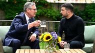 Britský premiér Keir Starmer vítá ukrajinského prezidenta Volodymyra Zelenského v Downing Street 10. Starmer boduje na mezinárodní scéně, doma však čelí kritice a v posledním průzkumu popularity jeho obliba klesá. Díky otevřené podpoře Ukrajiny posiluje britský hlas v Evropě.