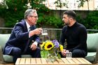 Britský premiér Keir Starmer vítá ukrajinského prezidenta Volodymyra Zelenského v Downing Street 10. Starmer boduje na mezinárodní scéně, doma však čelí kritice a v posledním průzkumu popularity jeho obliba klesá. Díky otevřené podpoře Ukrajiny posiluje britský hlas v Evropě.