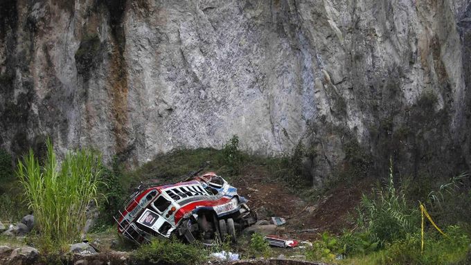 V Guatemalo se zřítil do 200 metrů hluboké propasti autobus, zahynulo nejméně 44 lidí.