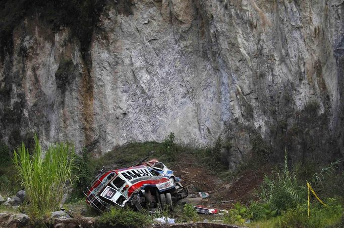 V Guatemalo se zřítil do 200 metrů hluboké propasti autobus, zahynulo nejméně 44 lidí.