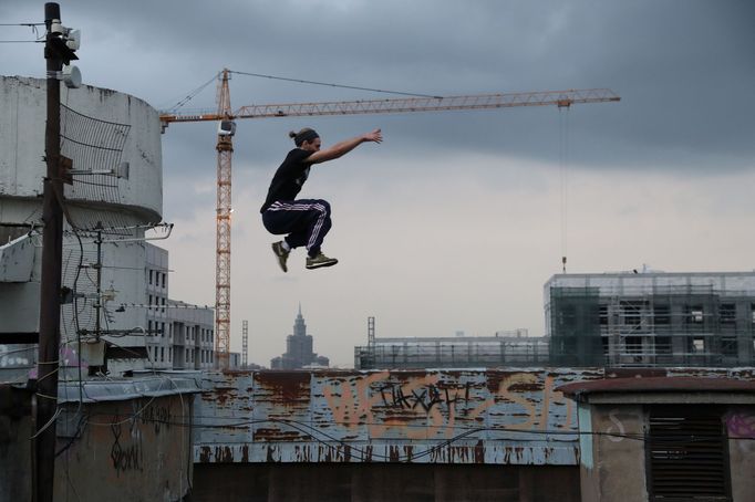 Mnoho mladých lidí v Moskvě tráví svůj volný čas riskováním. Hrozí jim zatčení, zranění a někdy dokonce i smrt. Jejich motivace je jednoduchá: cítit se víc naživu.