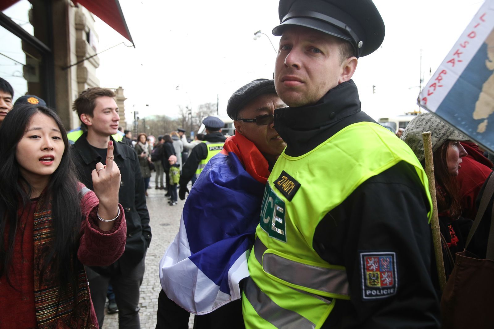 Pro a proti čínští demonstranti u Národního divadla
