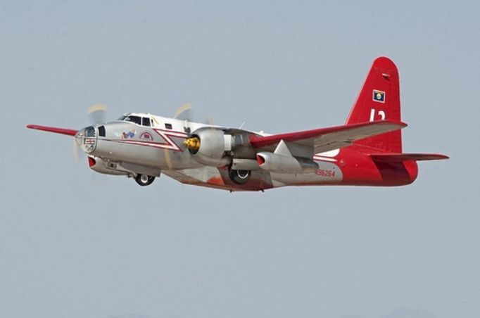 A P2V Lockheed Martin firefighting air tanker is pictured in an undated handout photo obtained by Reuters June 4, 2012. A similar plane crashed near the White Rock fire in the Hamlin Valley area of Iron County, Utah June 3, 2012. Capt. Todd Neal Tompkins and First Officer Ronnie Edwin Chambless, both of Boise, Idaho were both killed in the crash. REUTERS/Iron County Sheriff's Office/Handout. (UNITED STATES - Tags: ENVIRONMENT DISASTER HEADSHOT) FOR EDITORIAL USE ONLY. NOT FOR SALE FOR MARKETING OR ADVERTISING CAMPAIGNS. THIS IMAGE HAS BEEN SUPPLIED BY A THIRD PARTY. IT IS DISTRIBUTED, EXACTLY AS RECEIVED BY REUTERS, AS A SERVICE TO CLIENTS Published: Čer. 4, 2012, 1:51 odp.