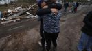 Dulce Espino (L) and Viridiana Cruz weep as they embrace along Cedar Grove Avenue in their neighborhood where many houses were completely destroyed by storm surge flooding from Hurricane Sandy on the south side of the Staten Island section of New York City, November 1, 2012. The U.S. Northeast was in an arduous slog back to normal on Thursday after historic storm Sandy crippled transportation, knocked out power for millions and killed at least 64 people with a massive storm surge that caused epic flooding. REUTERS/Mike Segar (UNITED STATES - Tags: DISASTER) Published: Lis. 1, 2012, 9:59 odp.