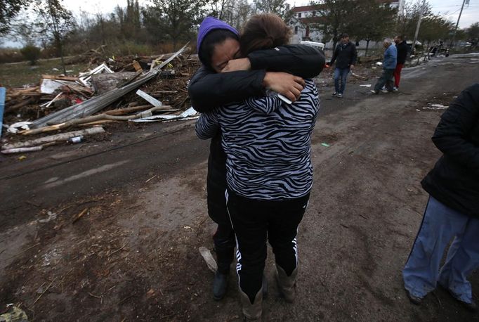 Dulce Espino (L) and Viridiana Cruz weep as they embrace along Cedar Grove Avenue in their neighborhood where many houses were completely destroyed by storm surge flooding from Hurricane Sandy on the south side of the Staten Island section of New York City, November 1, 2012. The U.S. Northeast was in an arduous slog back to normal on Thursday after historic storm Sandy crippled transportation, knocked out power for millions and killed at least 64 people with a massive storm surge that caused epic flooding. REUTERS/Mike Segar (UNITED STATES - Tags: DISASTER) Published: Lis. 1, 2012, 9:59 odp.