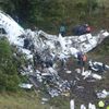 Trosky z letadla, které havarovalo v Kolumbii s týmem brazilských fotbalistů.