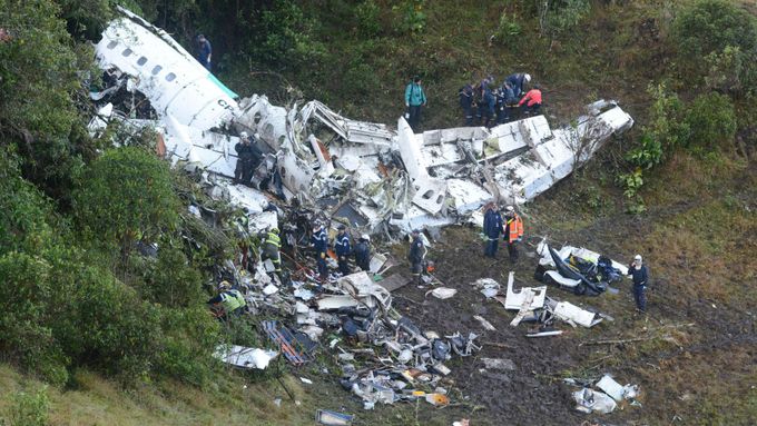 Trosky letadla, které se zřítilo u kolumbijského Medellínu.