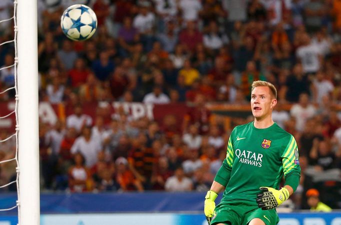 Barcelónský ter Stegen jen sleduje, jak mu střela Florenziho plachtí do sítě