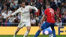 Gareth Bale a Radim Řezník v zápase Ligy mistrů Real Madrid - Viktoria Plzeň.