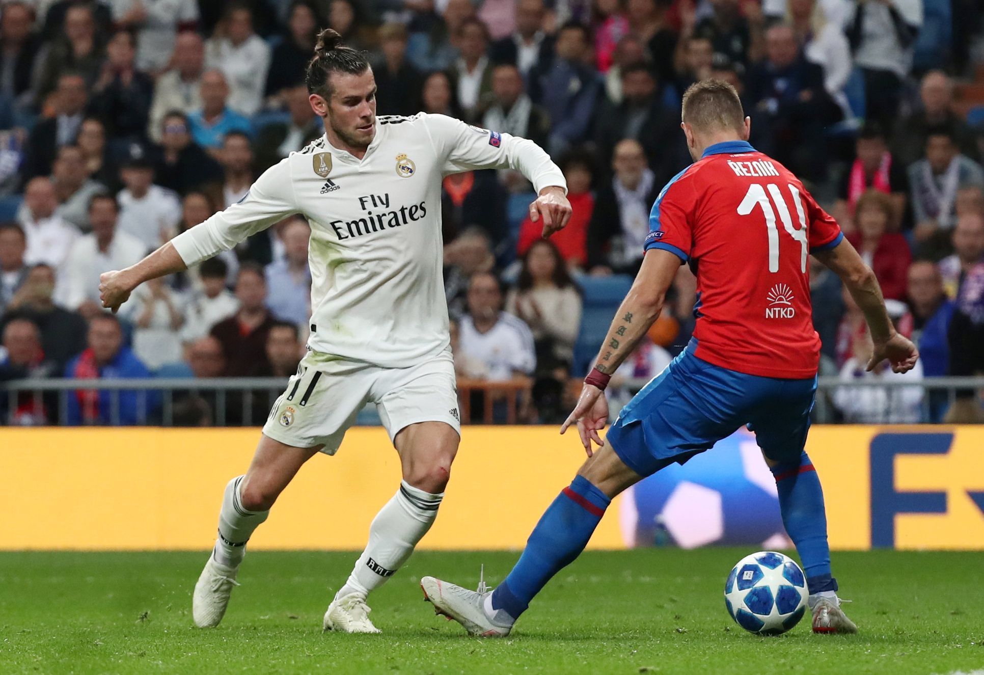Gareth Bale a Radim Řezník v zápase Ligy mistrů Real Madrid - Viktoria Plzeň.
