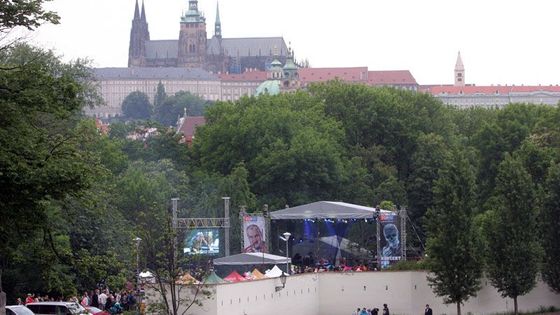 Poslední veselice před splácením dluhů.