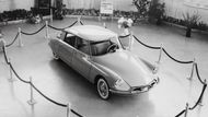 Citroën DS (1955-1975) - Fantomasův oblíbený vůz byl vpravdě sci-fi autem pro svou dobu, i když neuměl létat tak jako ve filmu. Byl ale prvním vozem na světě vybaveným kotoučovými brzdami vpředu, měl hydropenumatický podvozek s automatickým nastavováním a dokonce i natáčecí světlomety, které usnadňovaly jízdu zatáčkami v noci. Ovládaly se mechanicky, protože byly spojeny s řízením.