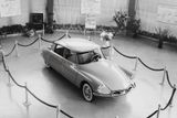 Citroën DS (1955-1975) - Fantomasův oblíbený vůz byl vpravdě sci-fi autem pro svou dobu, i když neuměl létat tak jako ve filmu. Byl ale prvním vozem na světě vybaveným kotoučovými brzdami vpředu, měl hydropenumatický podvozek s automatickým nastavováním a dokonce i natáčecí světlomety, které usnadňovaly jízdu zatáčkami v noci. Ovládaly se mechanicky, protože byly spojeny s řízením.
