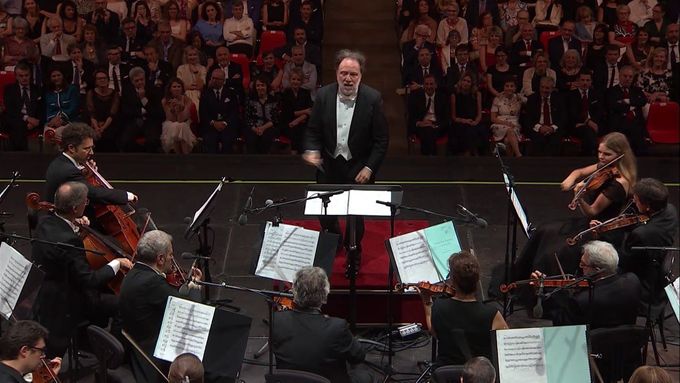 Záznam z části koncertu Riccarda Chaillyho a Filarmonica della Scala pro Milán v roce 2018.