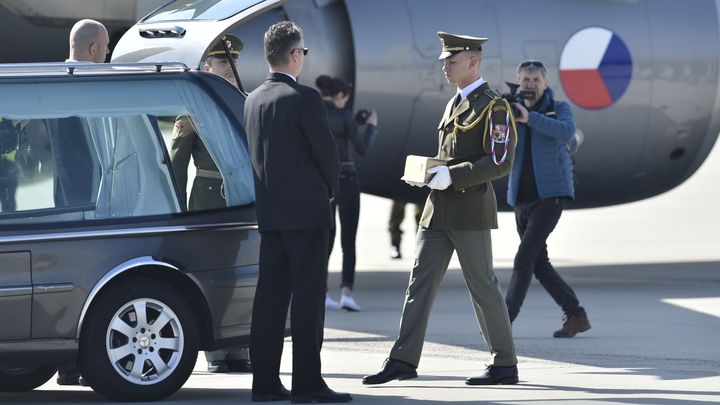Vojenský speciál přivezl z USA ostatky brigádního generála Františka Moravce; Zdroj foto: ČTK