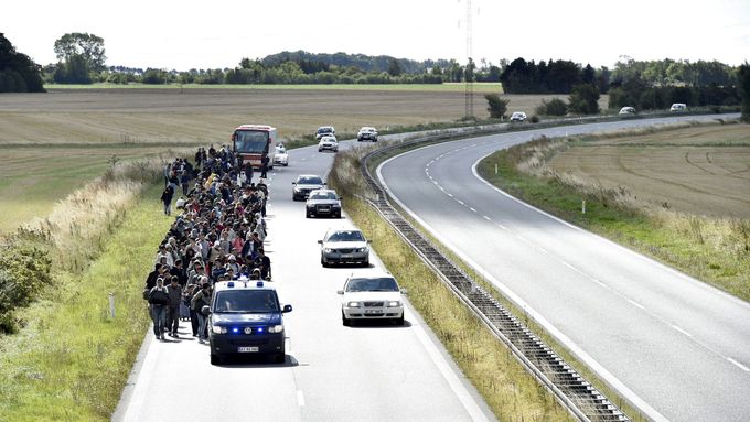 Syrští uprchlíci na dánské dálnici.