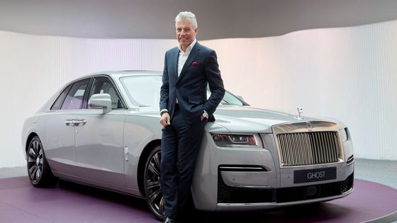 Šéf automobilky Rolls-Royce Torsten Müller-Ötvös a limuzína Ghost.