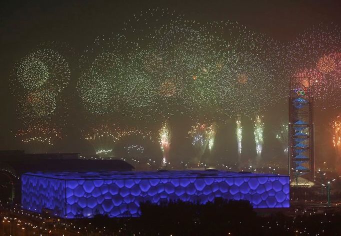 Závěrečný ohňostroj zahajovacího ceremoniálu nad plaveckým centrem, snímek z generální zkoušky. Ta byla pro média uzavřená, přesto krátké video uniklo na internet, k velké nelibosti čínských pořadatelů.