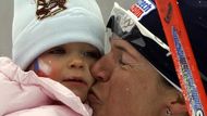 Kateřina Neuumannová se v cíli objímá s dcerou Lucií.